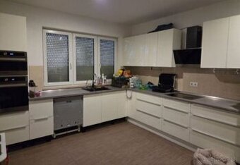 Moderní lesklá kuchyňská linka se spotřebiči,5705