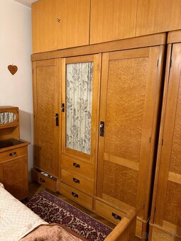 Starožitný splálňový nábytok