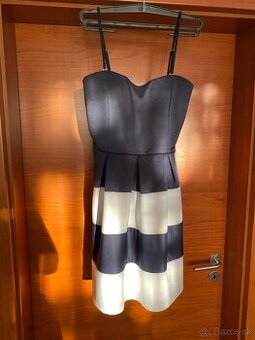 Elegantné pásikavé šaty