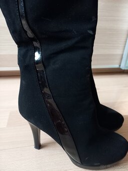 Čierne vysoké čižmy na platforme