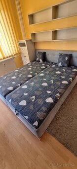 Čalúnená posteľ s úložným priestorom a polohovaním