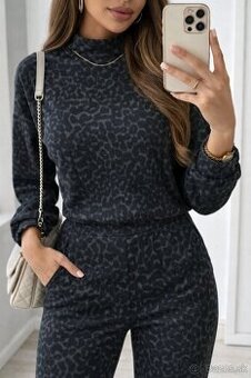 KRÁSNY KOMPLET MIKINY A NOHAVÍC značky F&F