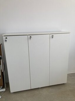 Uzamykateľná skrinka - šatňová