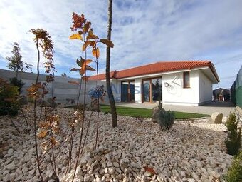 Moderný trojizbový dom s dvojgarážou v Šalgočke v štandarde.