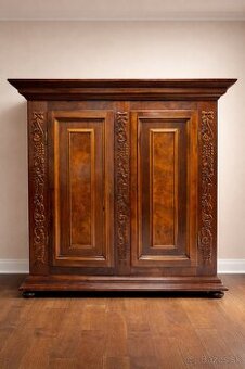 Starožitná masivná renesančná skriňa