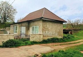 Na predaj  menší rodinný dom /230 m2/ v Ľuboreči. - 1