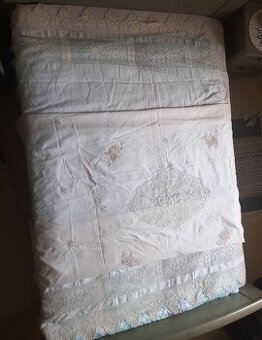 Prehoz na postel tiež ako obrus na stôl