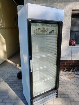 Mraznička stojaca presklena vitrína gastro