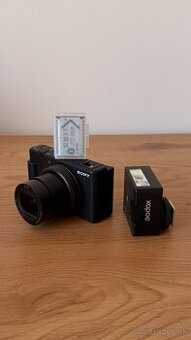 Sony ZV-1 Mark II + 2 batérie + mini blesk Godox – výborný s