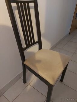 Jedálenský stôl a stoličky