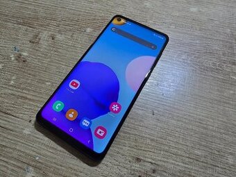 Samsung A21s v super stave ma len velmi jemne znamky pouziva