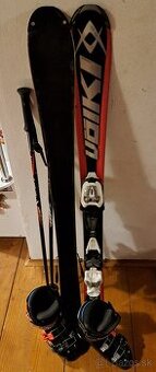 lyze, lyziarky, palicky, prilba  : 110 cm  volk