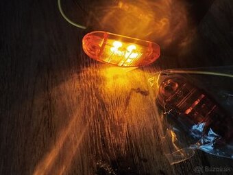 .Oranžové - LED bočné prídavné osvetlenie.
