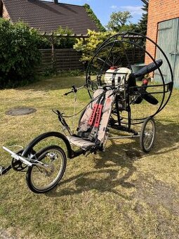 Motorová trojkolka na padákovom klzáku „FLYKE“