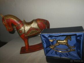 Mosadzný kôň  a drevený kôň s mosadzným  zdobením