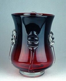 Krásny džbán z českého fúkaného skla bordovej farby