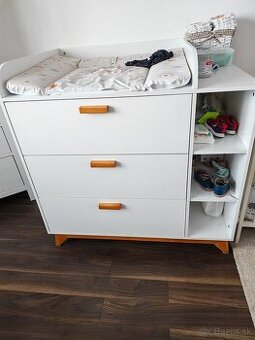 Prebaľovaci pult z podložkou