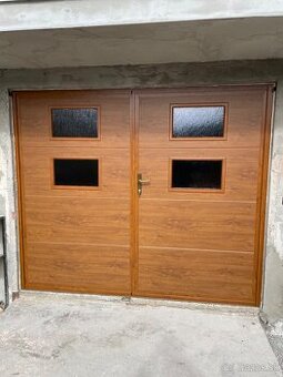 Dvojkridlova garážová brána