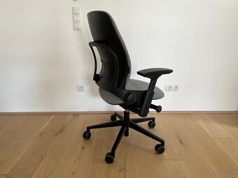 Kancelárska stolička Steelcase leap v2