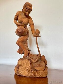 Drevená ázijská socha