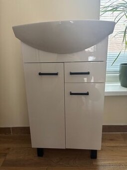 Skrinka s umývadlom do kúpeľne