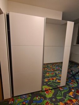 Skriňa s posuvnými dverami