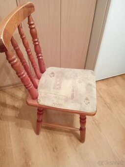 Predám štyri kuchynské stoličky.