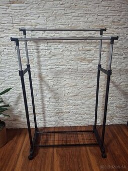 Stojan na oblečenie