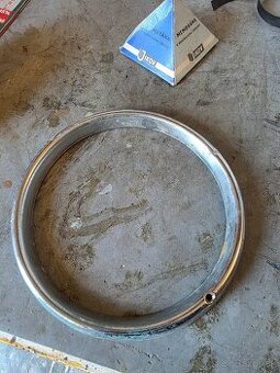 Škoda Tudor predné svetlá lem.