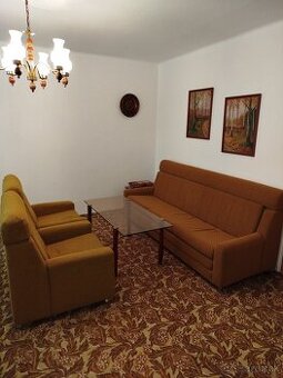 Darujem retro gauč a dve kreslá