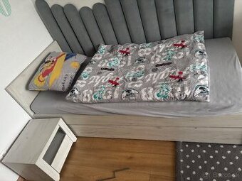 Detská izba s posteľou a stolom