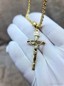 Zlatý prívesok 
Krížik s Ježišom
14-karátové zlato