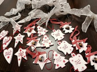 Vintage sada vianočných dekorácií na stromček.