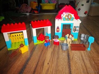 Lego Duplo stajňa s konikmi