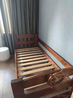 Drevená posteľ s roštom a matracom