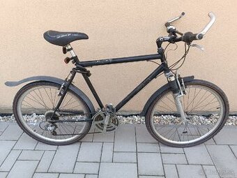 Starý horský bicykel, funkčná odpružená predná vidlica.