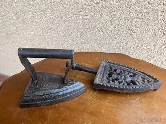 Stará žehlička s podstavcom