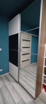 Skriňa s posuvnými dverami