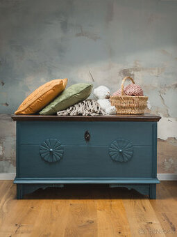 Starožitná drevená truhlica