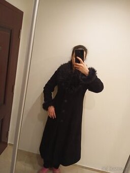 Darujem čierny kabát