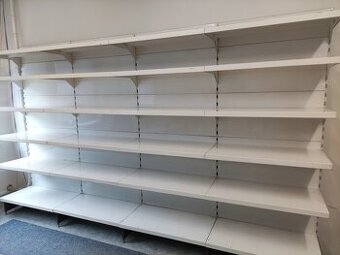 Kovový obchodný regál