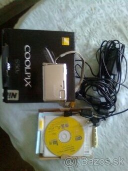 Predám starší NIKON Coolpix s príslušenstvom. Zadný displej