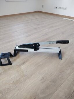 Profesionálna a výkonná rezačka laminátu a vinylu.