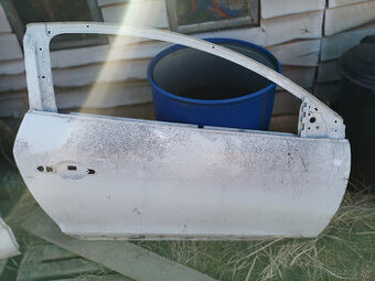 megan 3 coupe P dveřě