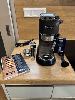 Pákový kávovar De'Longhi Dedica EC 685.BK