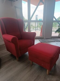 Červené kreslo s taburetkou