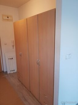 darujem šatnikovu skrinu