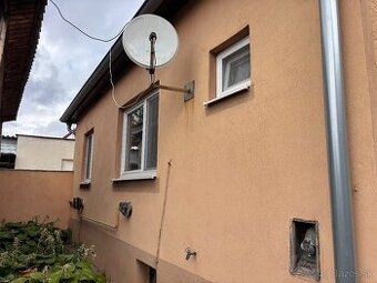 Starší Rodinný dom vo Veľkom Záluží v centre.