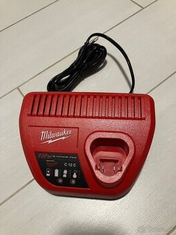 Milwaukee M12 nabíjačka
