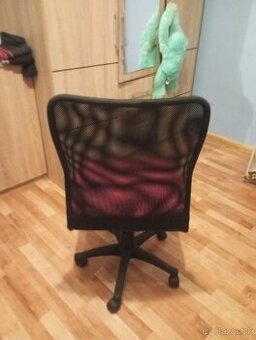 Kreslo k písacienu stolu.